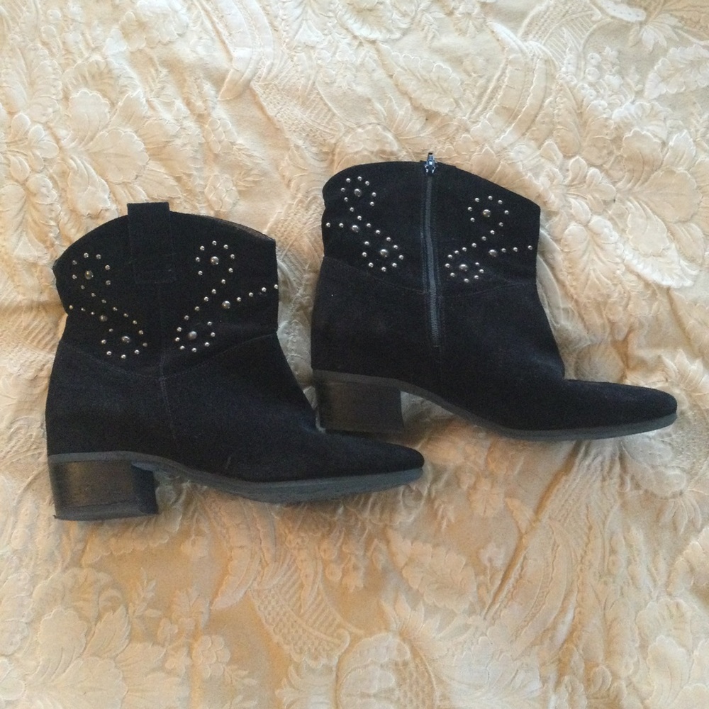 Western black ankle booties with stud design. Black suede.